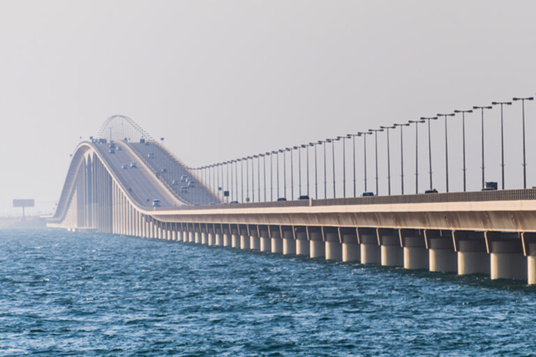 🇧🇭 Explore the King Fahd Causeway: Bahrain’s Bridge to Adventure