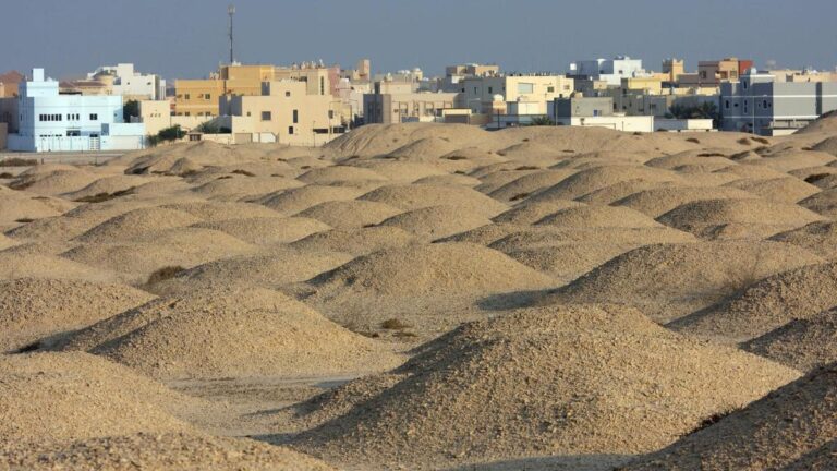 Aʼali Burial Mounds: Uncover Bahrain’s Timeless Treasures