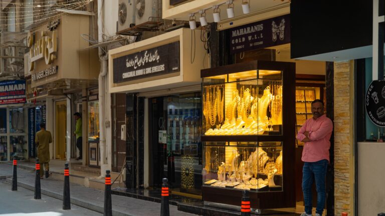 Exploring the Glittering Delights of Bahrain’s Gold Souq: A Must Visit for Tourists and Investors