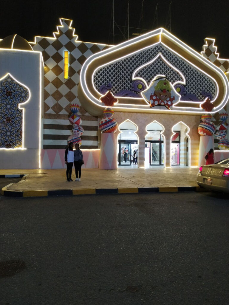 Kuwait Magic Mall: Retail & Biz Paradise Awaits!